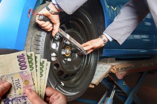 Velké procento českých řidičů letos nepřezouvá na letní pneumatiky. Mají k tomu pádný důvod a šetří tím ranec peněz! (až desítky tisíc Kč)